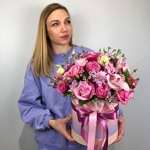 Цветы в коробке 075 из роз , орхидей, хризантем и эустом